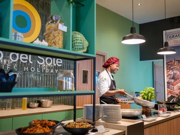 Kijkje in de keuken op Roan camping Tanuta Primero.