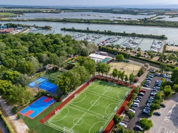 Multifunctioneel speelveld en padelbaan op Roan camping Tenuta Primero.