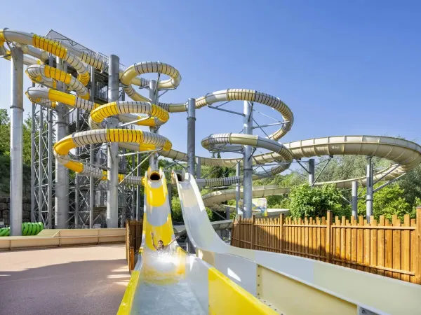 Spectaculaire glijbanen op Roan camping Le Pommier.