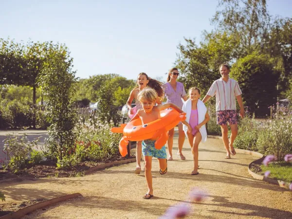 Familie op weg naar het zwembad.