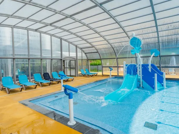 Zwembad met glijbaantje voor de kleinste op Roan camping Le Lac des Vieilles Forges.