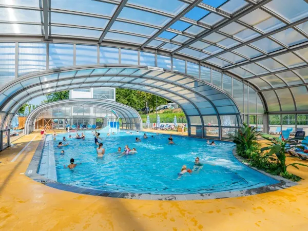 Het zwembad dat open kan bij mooi weer op Roan camping Le Lac des Vieilles Forges.