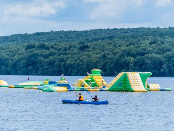 Waterspringkussen en kanoën op het meer van Roan camping Le Lac des Vieilles Forges.
