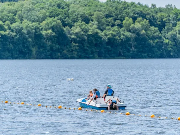 Familie geniet van het waterfietsen op het meer van Roan camping Le Lac des Vieilles Forges.