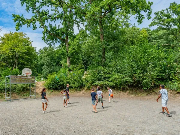 Kinderen spelen een potje basketbal op Roan camping Le Lac des Vieilles Forges.