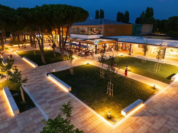 Sfeervol wandelgedeelte met restaurant op Roan camping Pra'delle Torri.