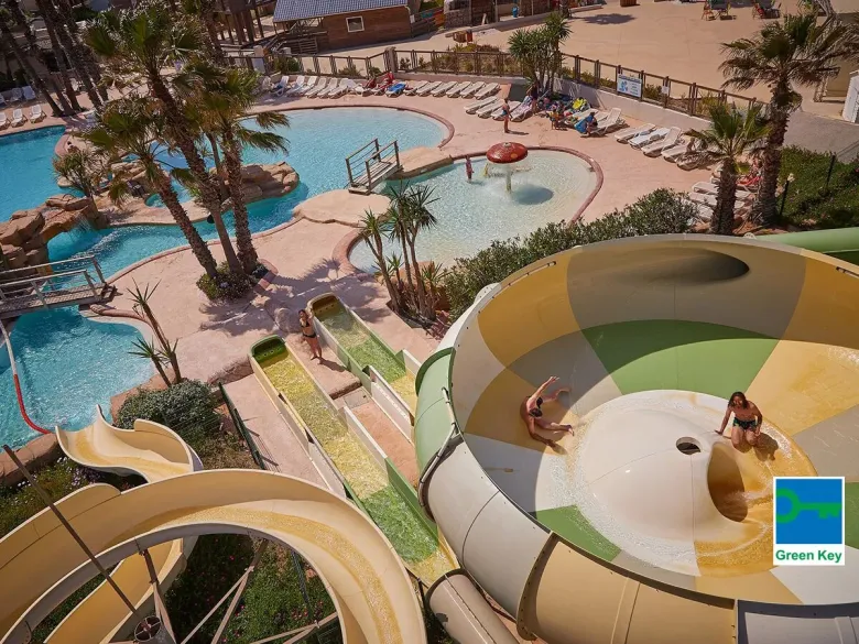 Meerdere leuke glijbanen met tornado glijbaan op Roan camping Le Petit Mousse.