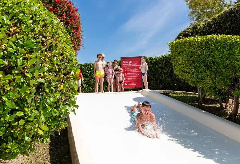 Glijdende jongen bij Roan hu Fabulous village.