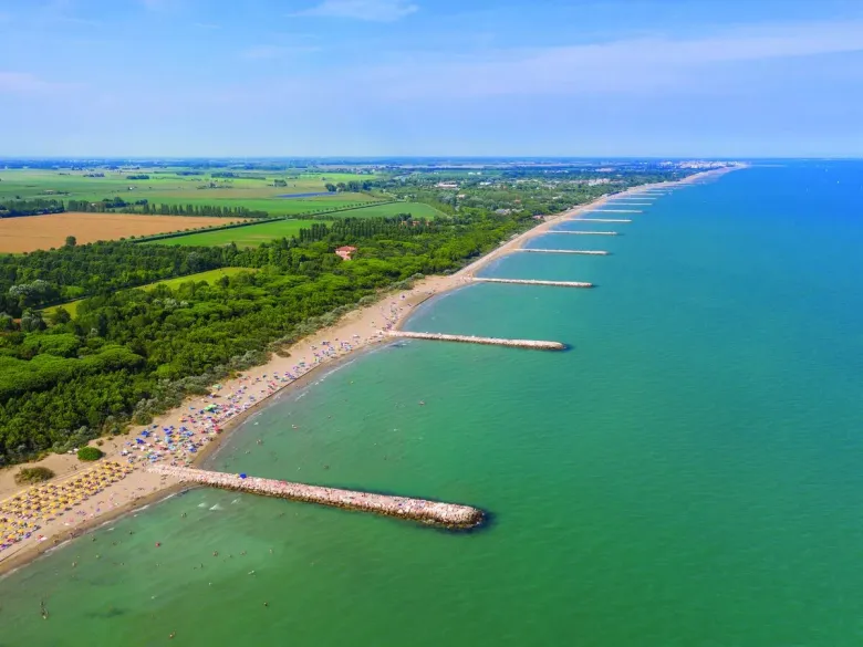 Bovenaanzicht van het strand bij Roan camping hu Eraclea Mare.