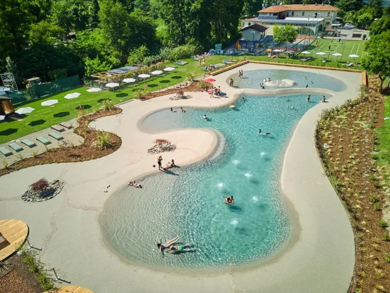 Het gloednieuwe lagune zwembad op camping Lido Verbano.