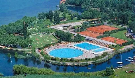 Overzichtsfoto van camping Sassabanek.
