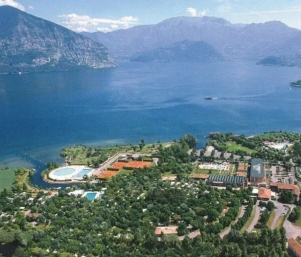 Overzichtsfoto over Roan camping Sassabanek en het Iseo meer.