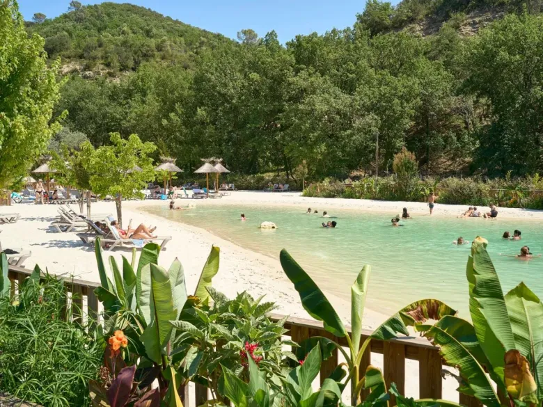 Lagunebad met zandstrand en ligbedden op Roan camping Verdon Parc.