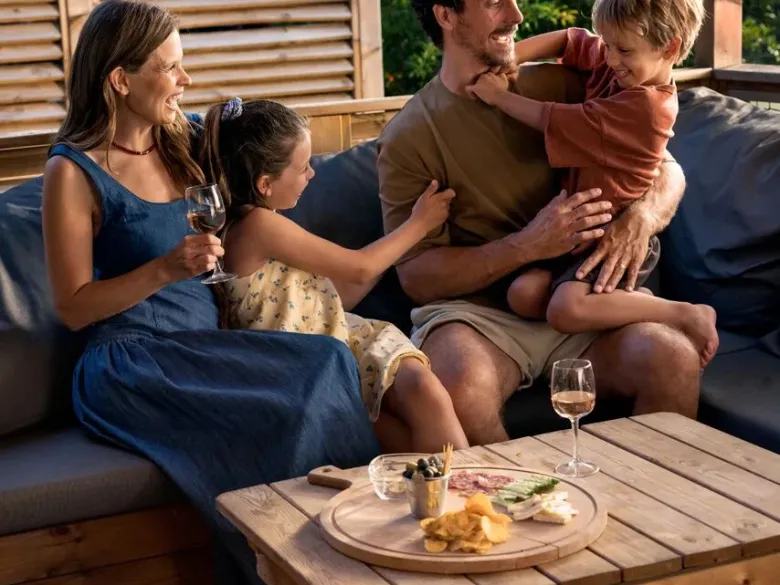 Borrel tijd op de luxe loungebank bij Roan camping Château de Galaure.