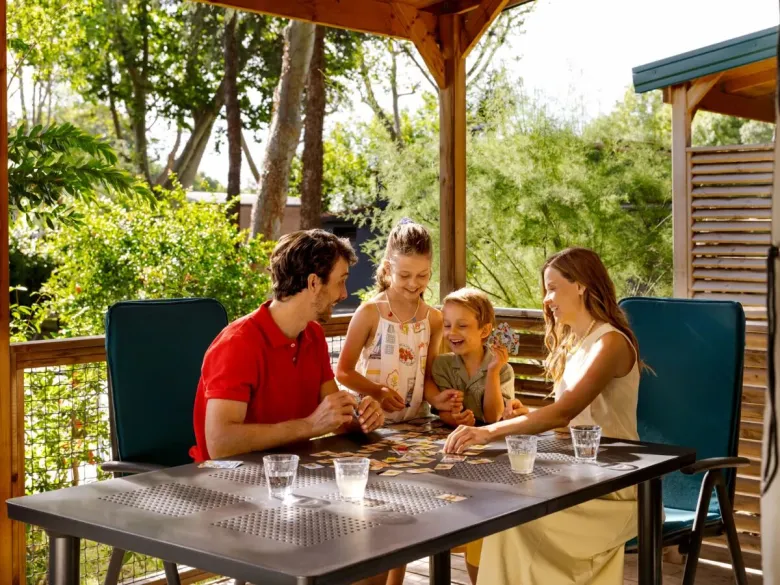 Spelletjes spelen aan tafel.