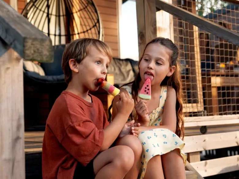 Kinderen eten ijsje op Roan camping Les Lacs du Veron.