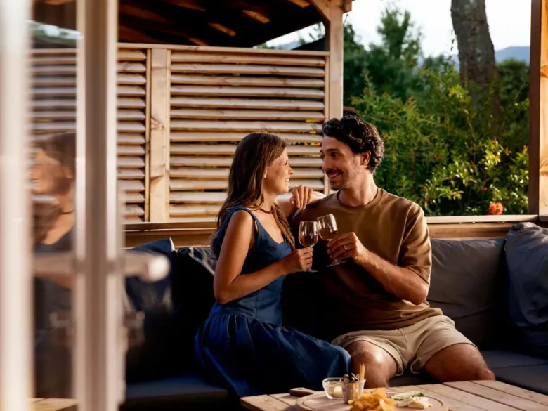Relaxen in de loungeset op Roan camping Polari.