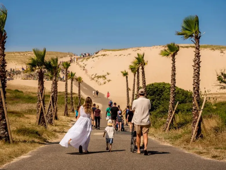 De weg naar het strand op Roan camping Le Vieux Port.