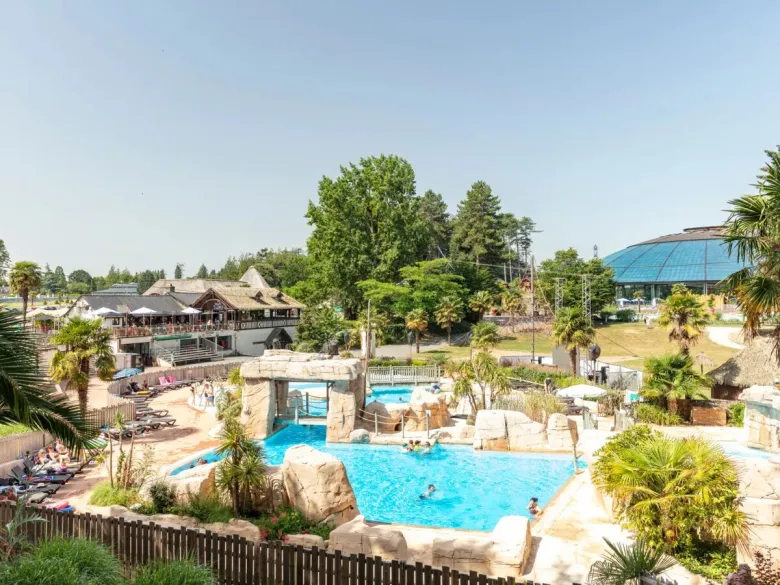 Overzicht zwembad op Roan camping Domaine des Ormes.