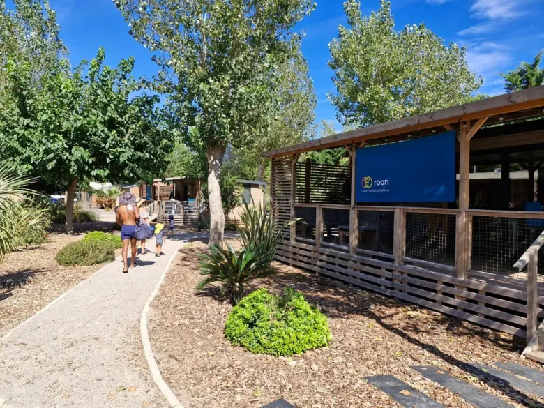 De Supreme Plus Lounge Premium Zone op Roan camping Domaine de la Yole.
