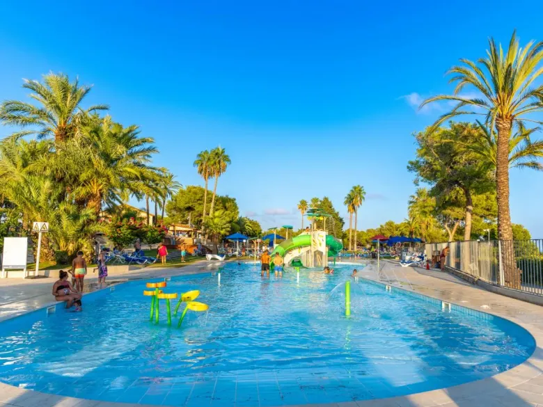 Waterspeeltoestel in het kinderbad op Roan camping Vilanova Park.