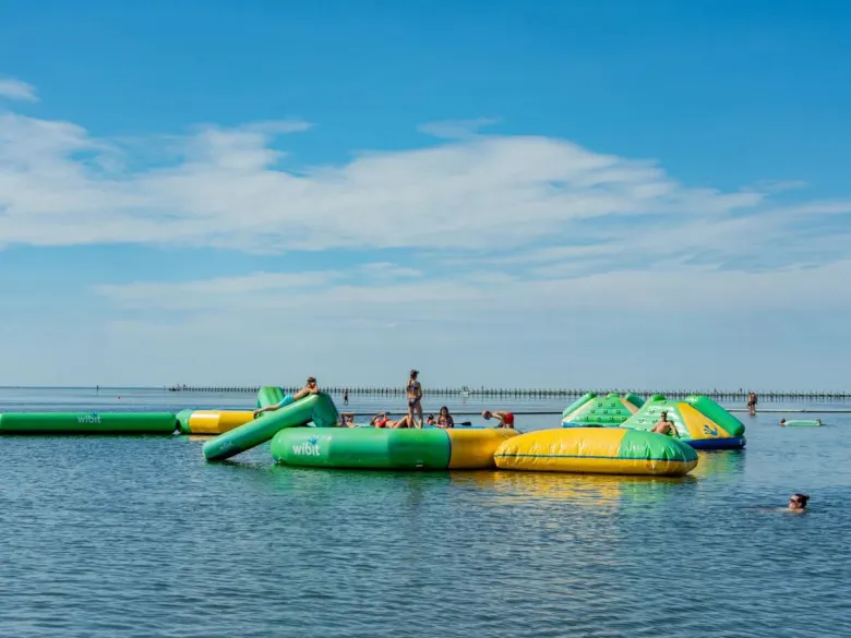 Luchtkussens in zee op Roan camping Villaggio Turistico Europa.