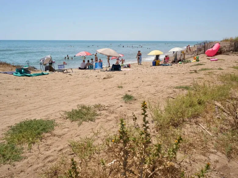 Mensen genieten op het strand op Roan camping Le Petit Mousse.