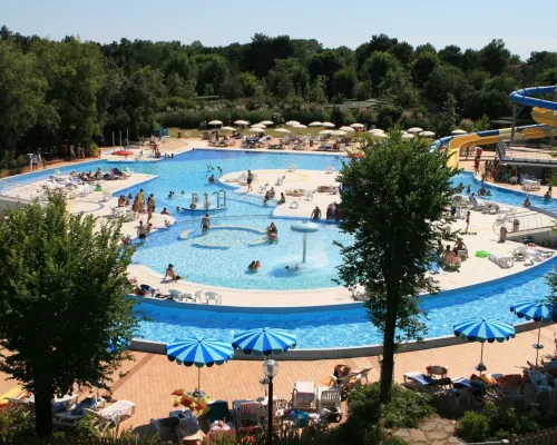 Overzicht zwembad op Roan camping Villaggio Turistico.