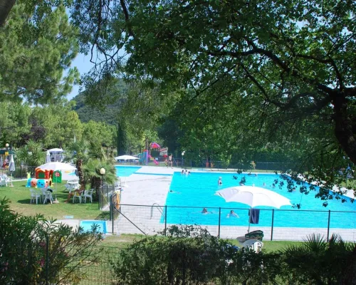 Overzicht van het zwembad op Roan camping La Rocca Manerba.
