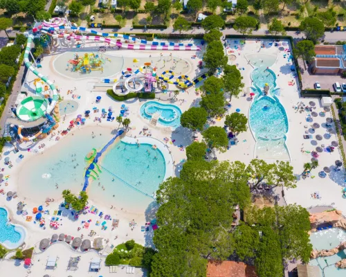 Overzicht zwembadcomplex van Roan camping Union Lido Mare.