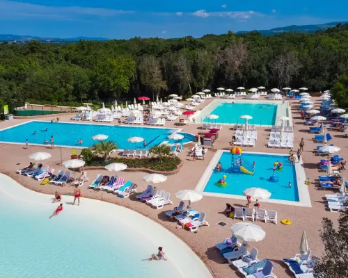 Het zwembadcomplex bij Roan camping hu Montescudaio village