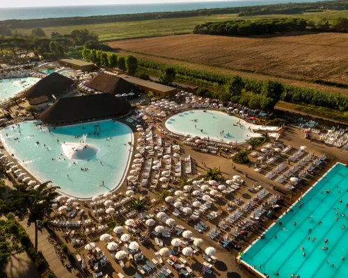 Overzicht van het zwembadcomplex op Roan camping hu Park Albatros village.