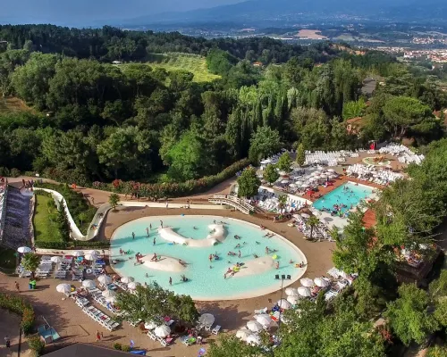 Overzicht zwembad Roan camping hu Norcenni Girasole village.