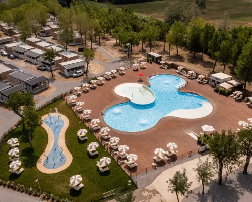 Zwembad en spraypark op Roan camping Rimini Family Village.