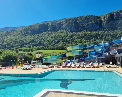 Zwembad met glijbanen bij Roan camping L'Ideal.