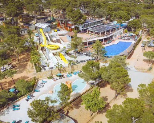 Overzicht van zwembaden en groene omgeving van Roan camping Internacional de Calonge.