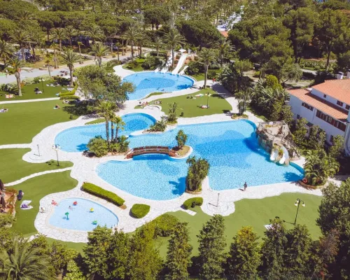 Overzicht zwembad en peuterbad op Roan camping Playa Montroig.
