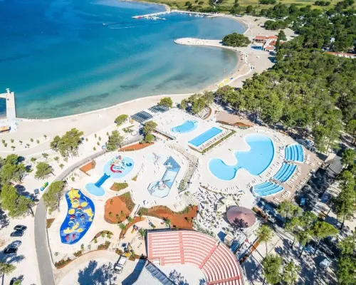 Overzicht strand, zwembad en theater bij Roan camping Zaton Holiday resort.