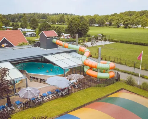 Bovenaanzicht van het zwembad op Roan camping 't Veld.