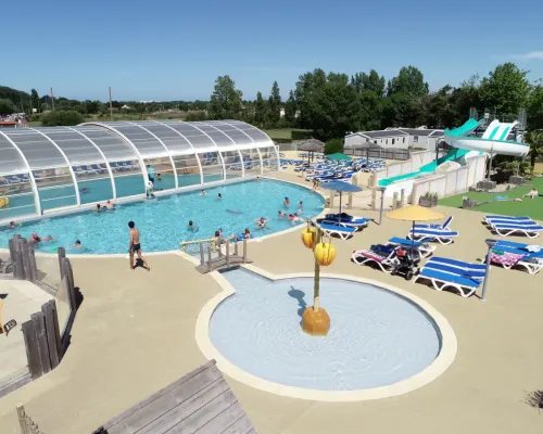 Overzicht zwembad met peuterbad bij Roan camping Le Domaine de Beaulieu.