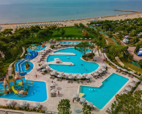 Luchtfoto waterpark in combinatie met het strand op Roan camping Mediterraneo.