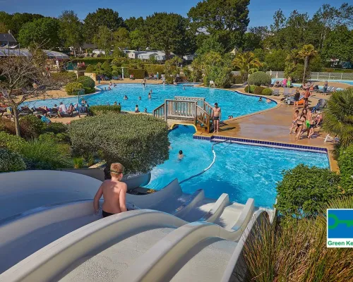 Waterglijbanen en zwembad bij Roan camping Grande Métairie.