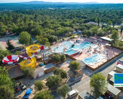 Overzicht zwembad op Roan camping Du Verdon.