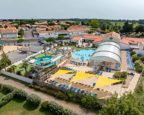 Overzicht zwembad met peuterbad bij Roan camping Le Domaine de Beaulieu.