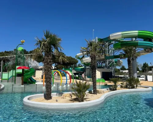 Vernieuwd zwembad met gave glijbanen en waterspeeltuin op camping Le Domaine du Clarys.