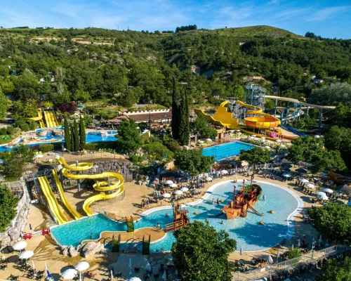 Overzicht zwembad van Roan camping Le Pommier.