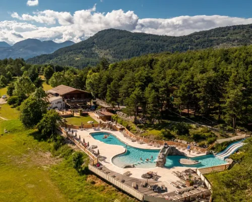 Bovenaanzicht van het zwembad op Roan camping Les Collines de Castellane.