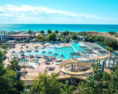 Overzicht zwembadcomplex op Roan camping Les Méditerranées Beach Garden.