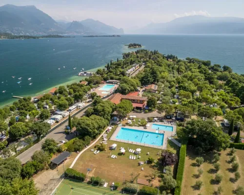 Overzicht van het zwembad op Roan camping La Rocca Manerba.