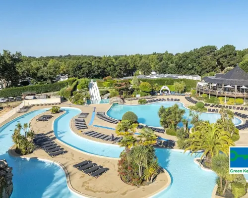 Het mooie zwembad van Roan camping La Grande Métairie.